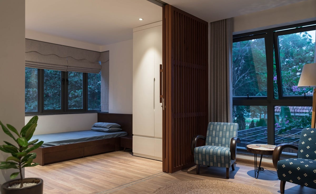 Không gian phòng ngủ chính được thiết kế đơn giản với không gian mở thông thoáng rộng rãi