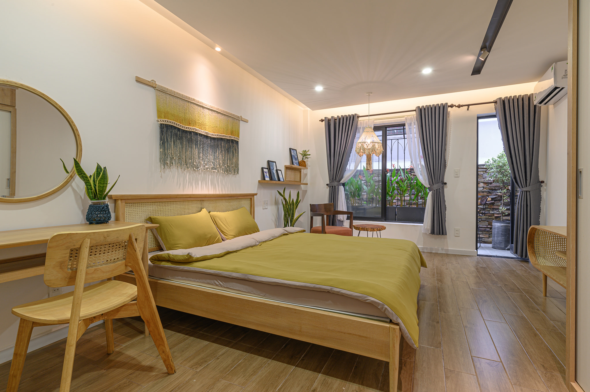 Phòng ngủ rộng rãi với nội thất chất liệu gỗ mang lại cảm giác ấm cúng nhất