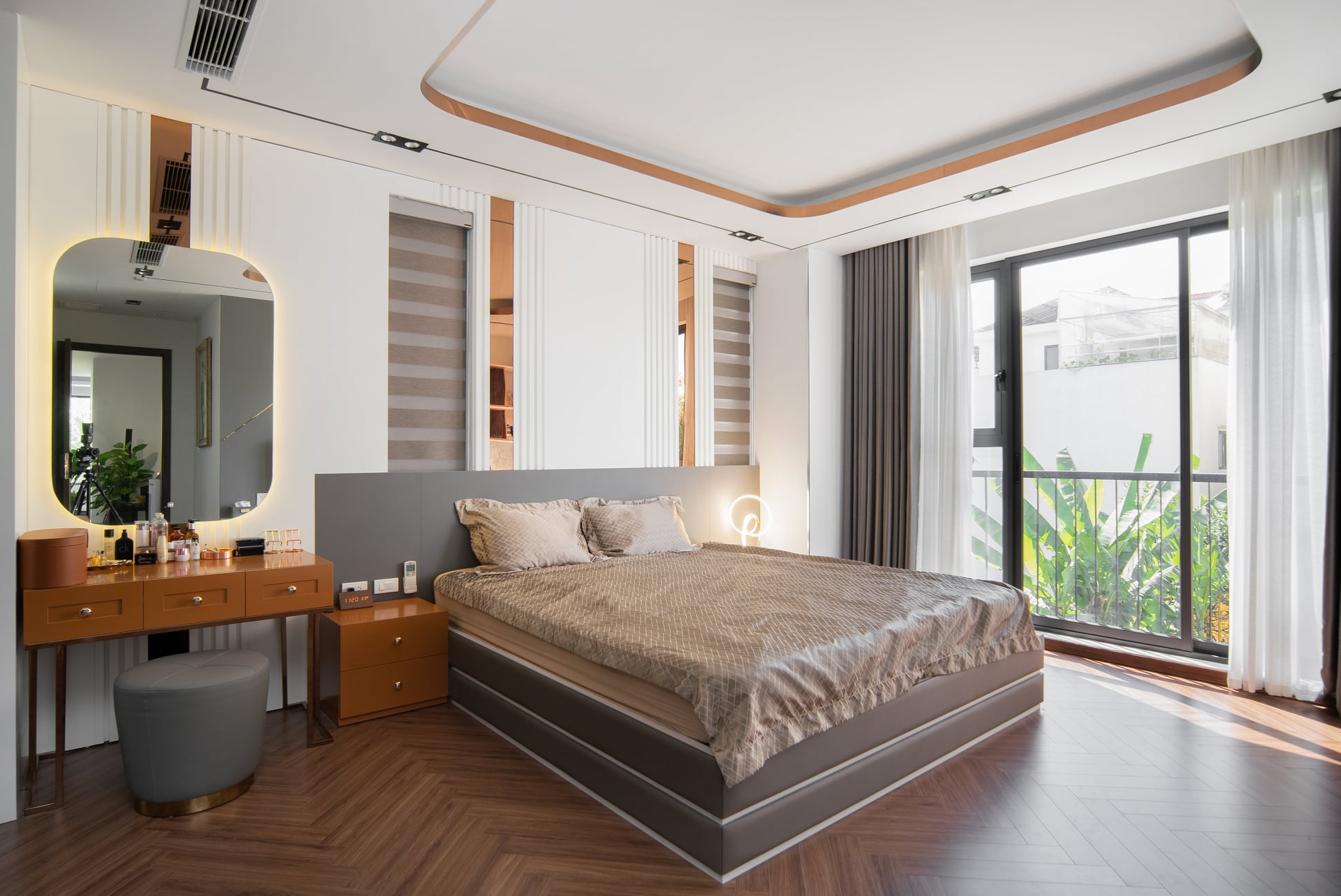Phòng ngủ được ứng dụng tông màu tinh tế kết hợp với nội thất, decor ấn tượng