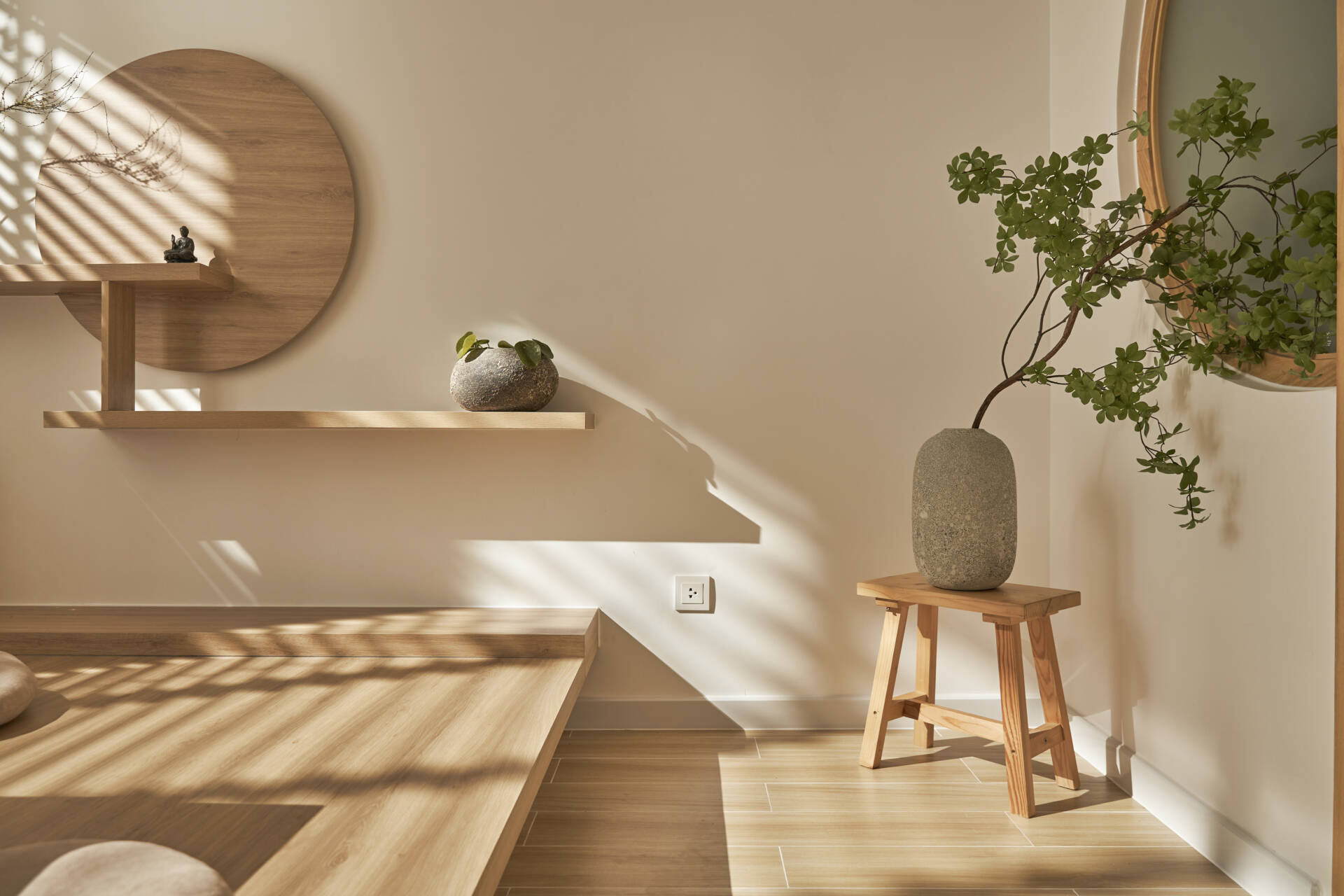Vật liệu gỗ kết hợp với đá cuội là một tỏng những điểm nhấn độc đáo của ngôi nhà mang đậm văn hoá Nhật này