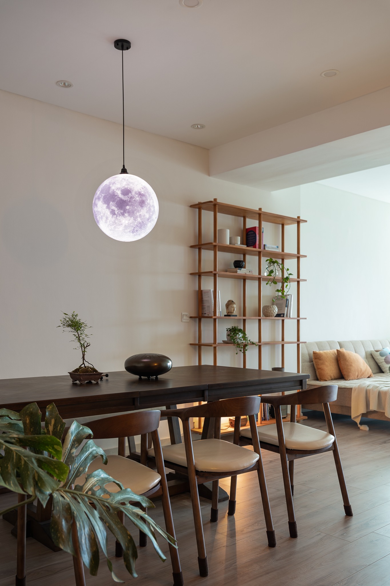 Không gian bàn ăn được thiết kế liên thông với không gian phòng khách