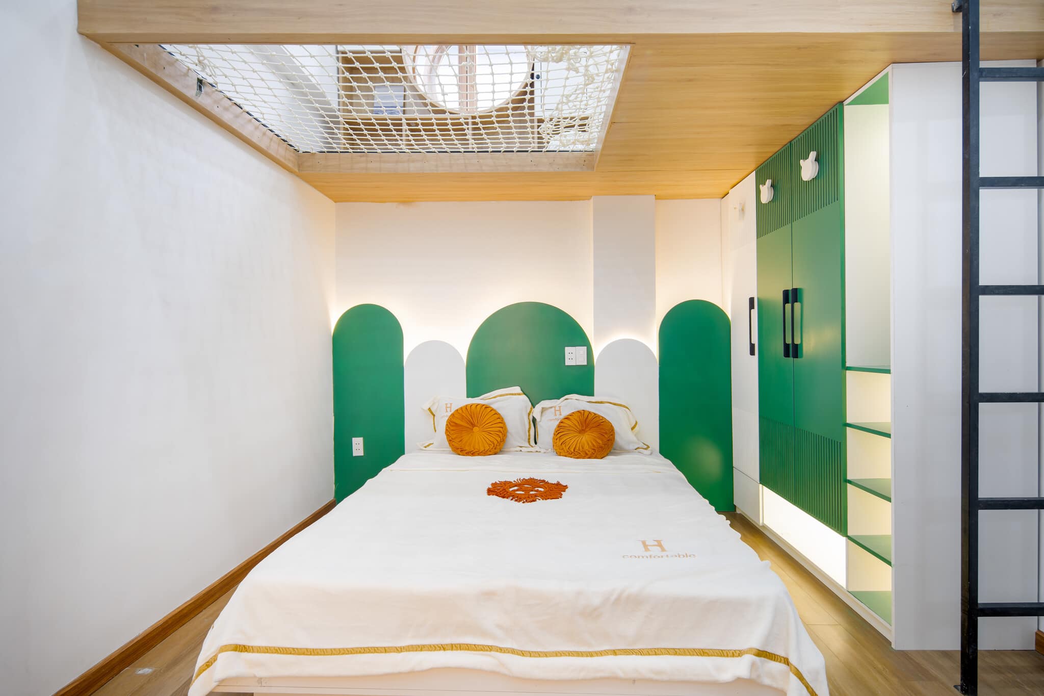Phòng ngủ 3 được thiết kế với 2 mày xanh trắng tạo không gian mới lạ độc đáo