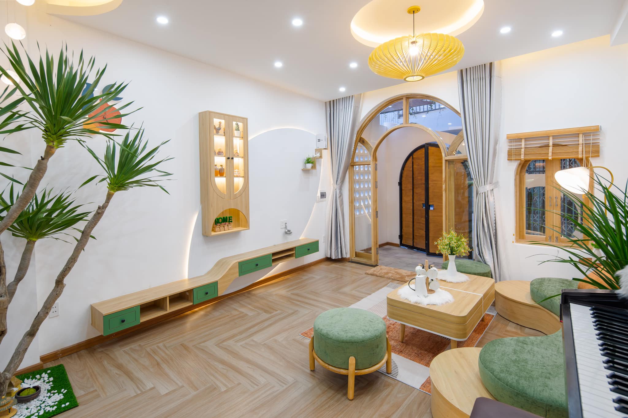 Tổng thể nội thất phòng khách được thiết kế với 2 màu xanh và gỗ chủ đạo tạo không gian hài hòa