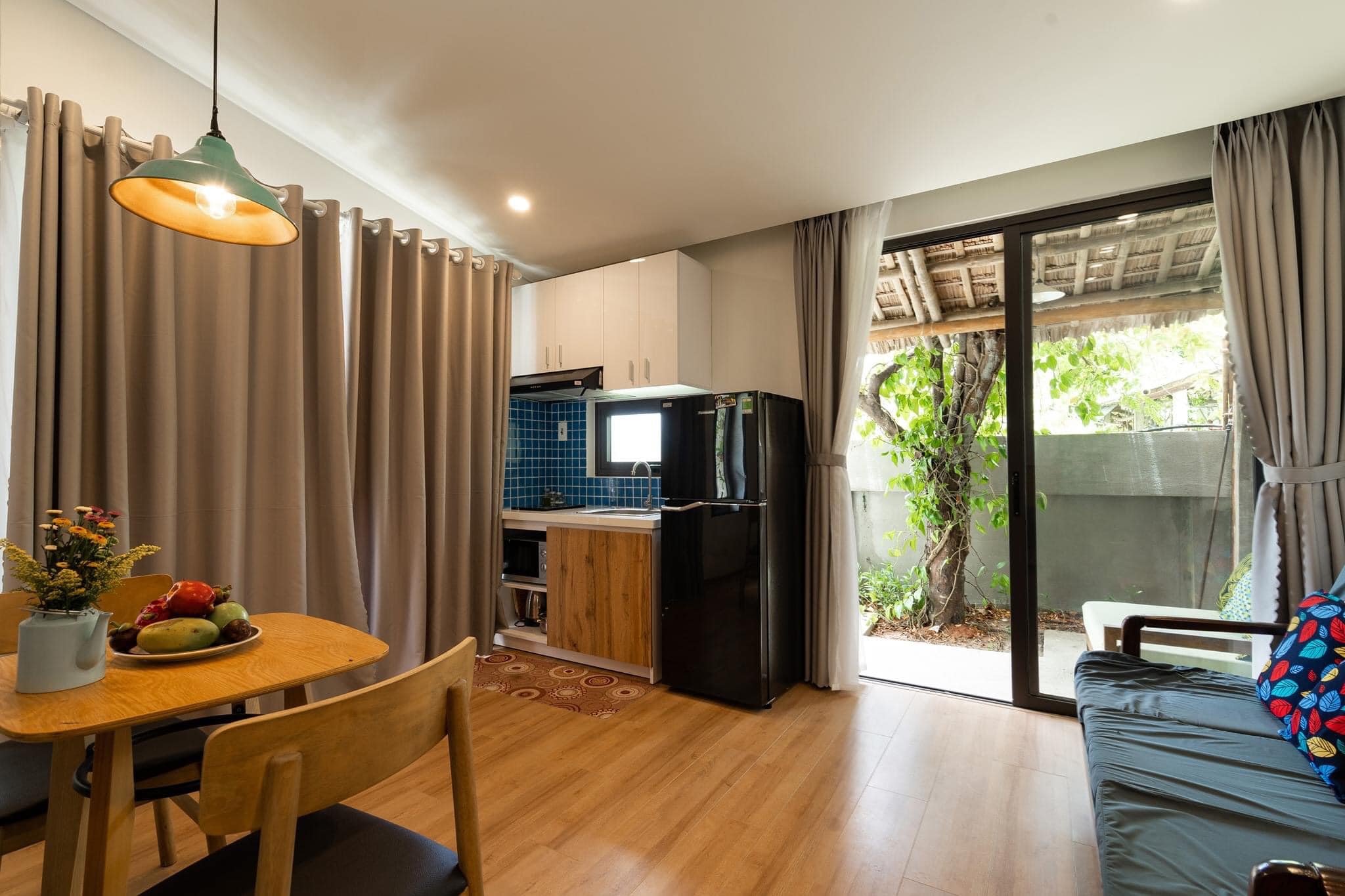 Nội thất căn nhà 1 tầng được thiết kế đơn giản tinh tế với chất liệu gỗ tự nhiên tông màu ấm cũng nhẹ nhàng