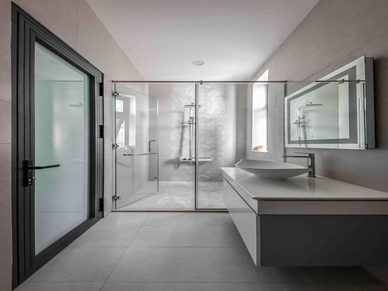 Phòng tắm được thiết kế cực kỳ rộng rãi với nội thất hiện đại