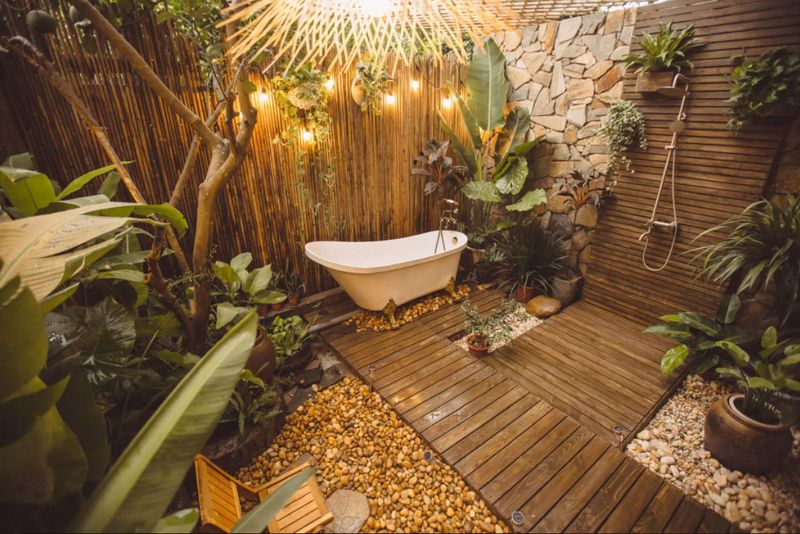 Phòng tắm khơi nguồn cảm hứng, mang gia chủ hòa mình với thiên nhiên. Gia chủ sử dụng cho hệ thống thoát nước chạy ngầm, dùng ốp gỗ lên trên. Gỗ sàn là sử dụng gỗ thông phun chống nước 2K.