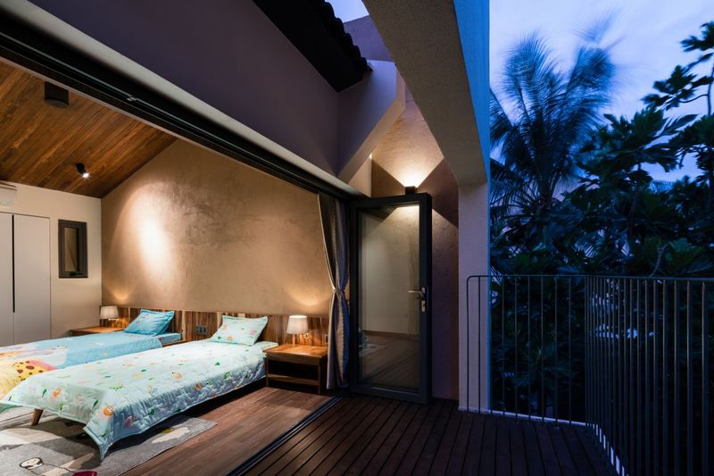 Phòng ngủ cho các con được thiết kế đơn giản nhỏ gọn, không quá màu mè nội thất với chất liệu gỗ tự nhiên, tường để màu bê tông tự nhiên kết hợp với đèn trang trí phòng ngủ ánh sáng vàng tạo không gian nhẹ nhàng ấm cúng