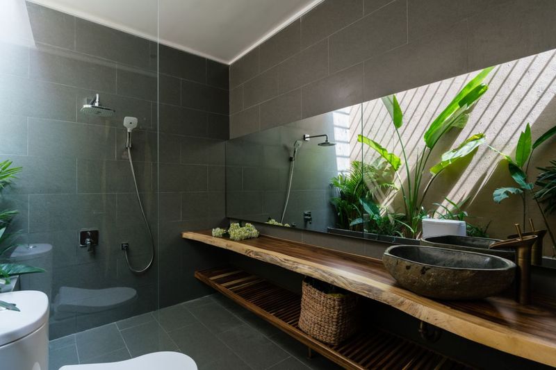 Không gian phòng tắm cũng được thiết kế cực kỳ ấn tượng với không gian xanh mang lại sự tinh tế và tạo không gian thư giãn ấn tượng nhất.