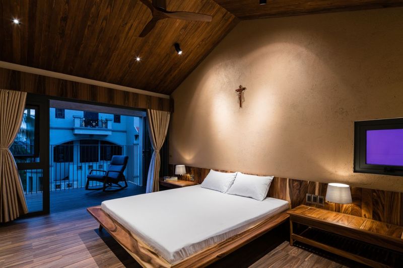 Không gian phòng ngủ được bố trí tại không gian tầng 2 ngôi nhà thiết kế không gian mở, nội thất ứng dụng chất liệu gỗ tự nhiên tạo không gian ấm cúng nhất.