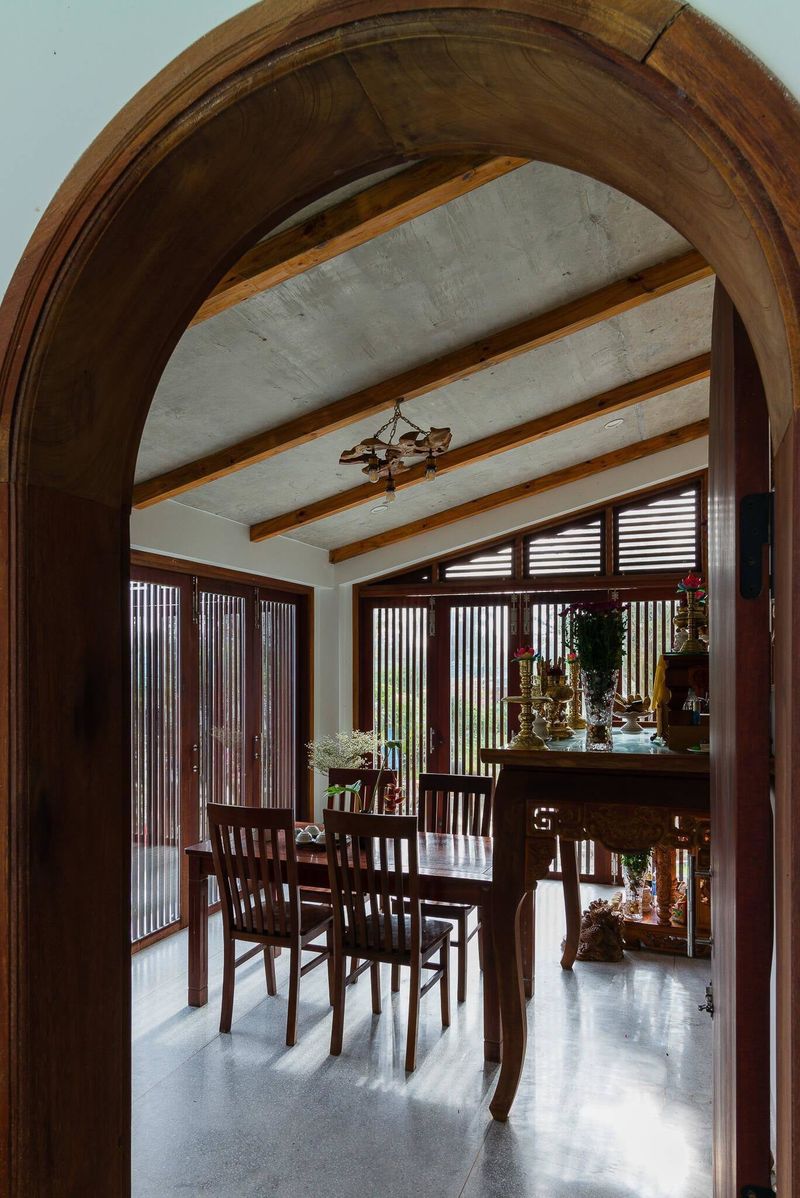 Không gian phòng thờ được ứng dụng chất liệu gỗ tự nhiên thiết kế đơn giản ấn tượng với không gian ấm cúng trang nghiêm nhất