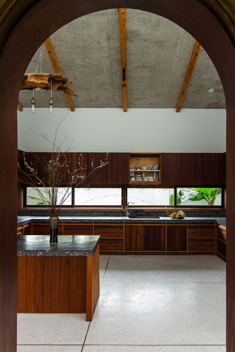 Không gian bếp được tiết kế rộng rãi với tông màu tối giản kết hợp với nội thất gỗ tự nhiên tạo không gian ấm cúng ấn tượng nhất