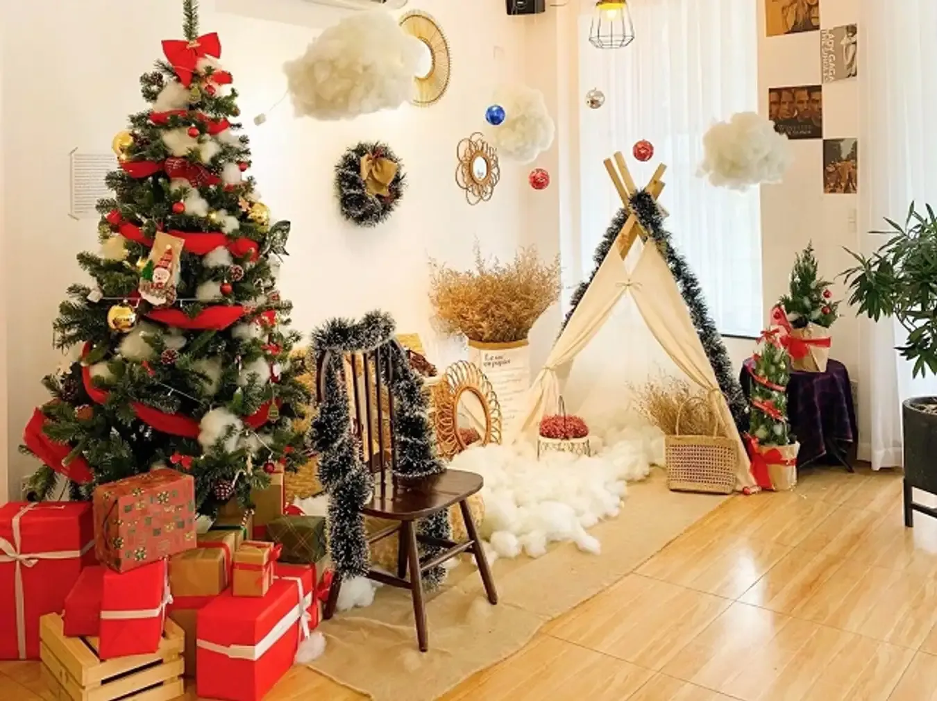 Góc chủ đề Giáng sinh vơi cây thông và những món quà