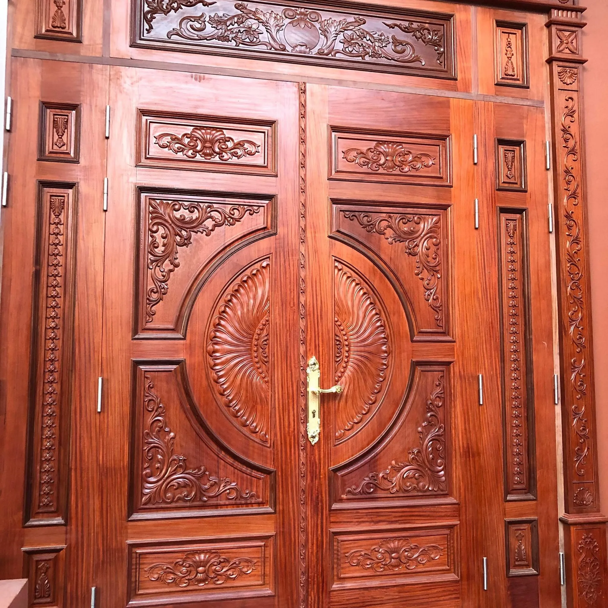 Mẫu cửa gỗ 4 cánh không đều với các họa tiết gỗ chạm khắc tinh tế