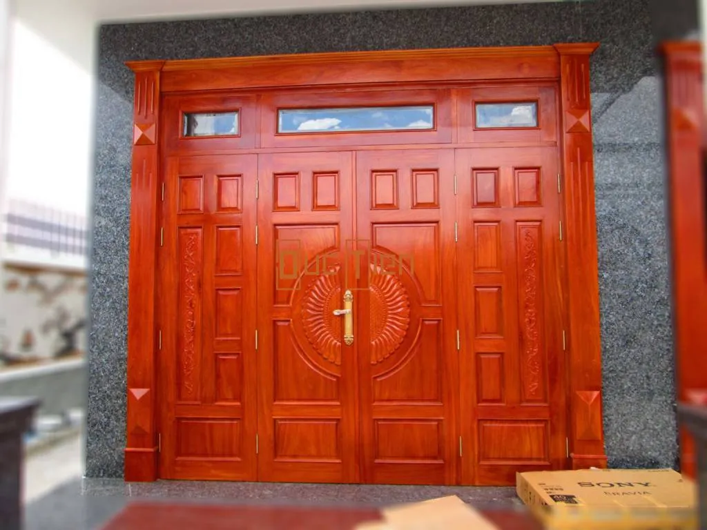 Mẫu cửa gỗ 4 cánh mặt tiền đẹp cho biệt thự