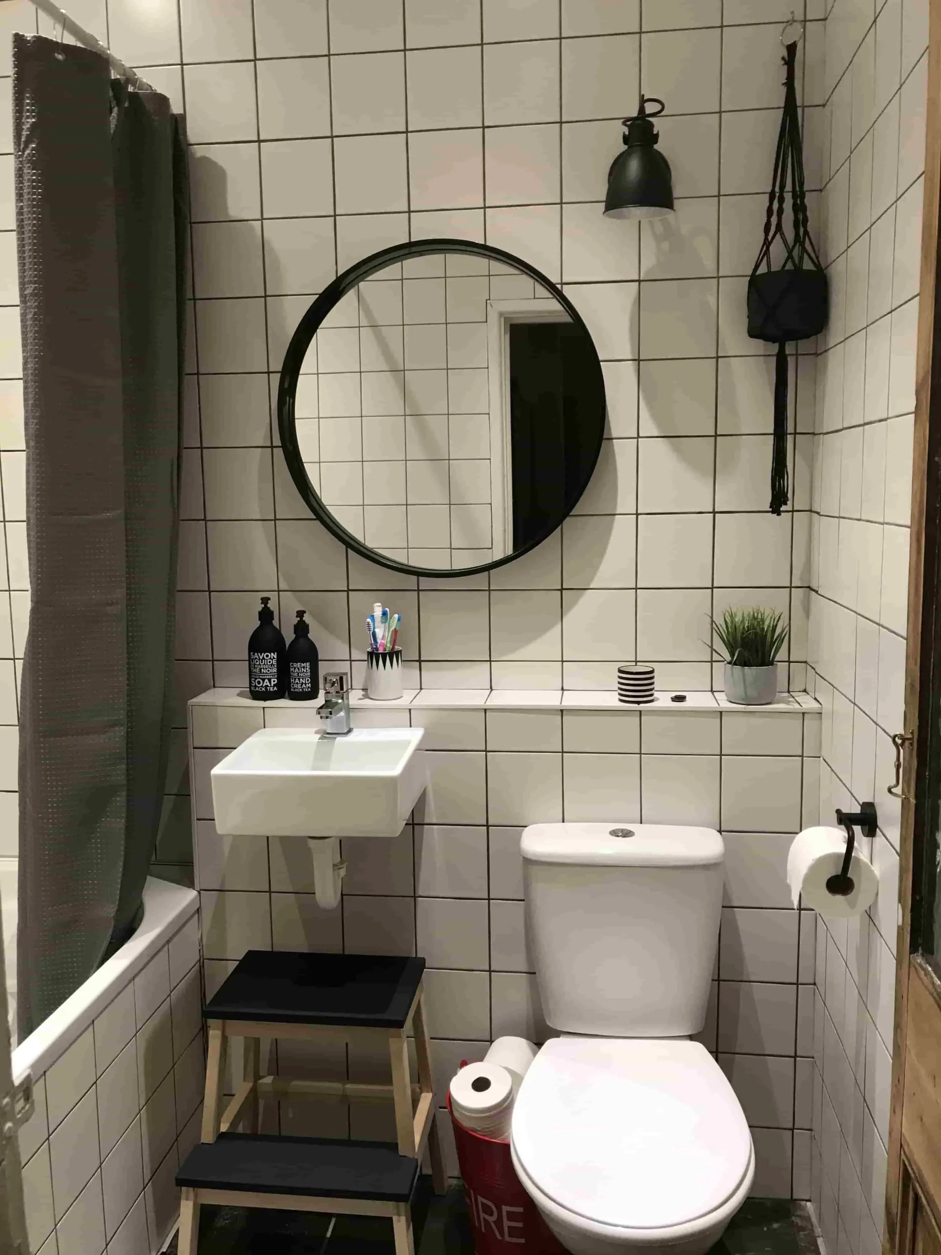 Phòng tắm nhỏ lát gạch độc đáo