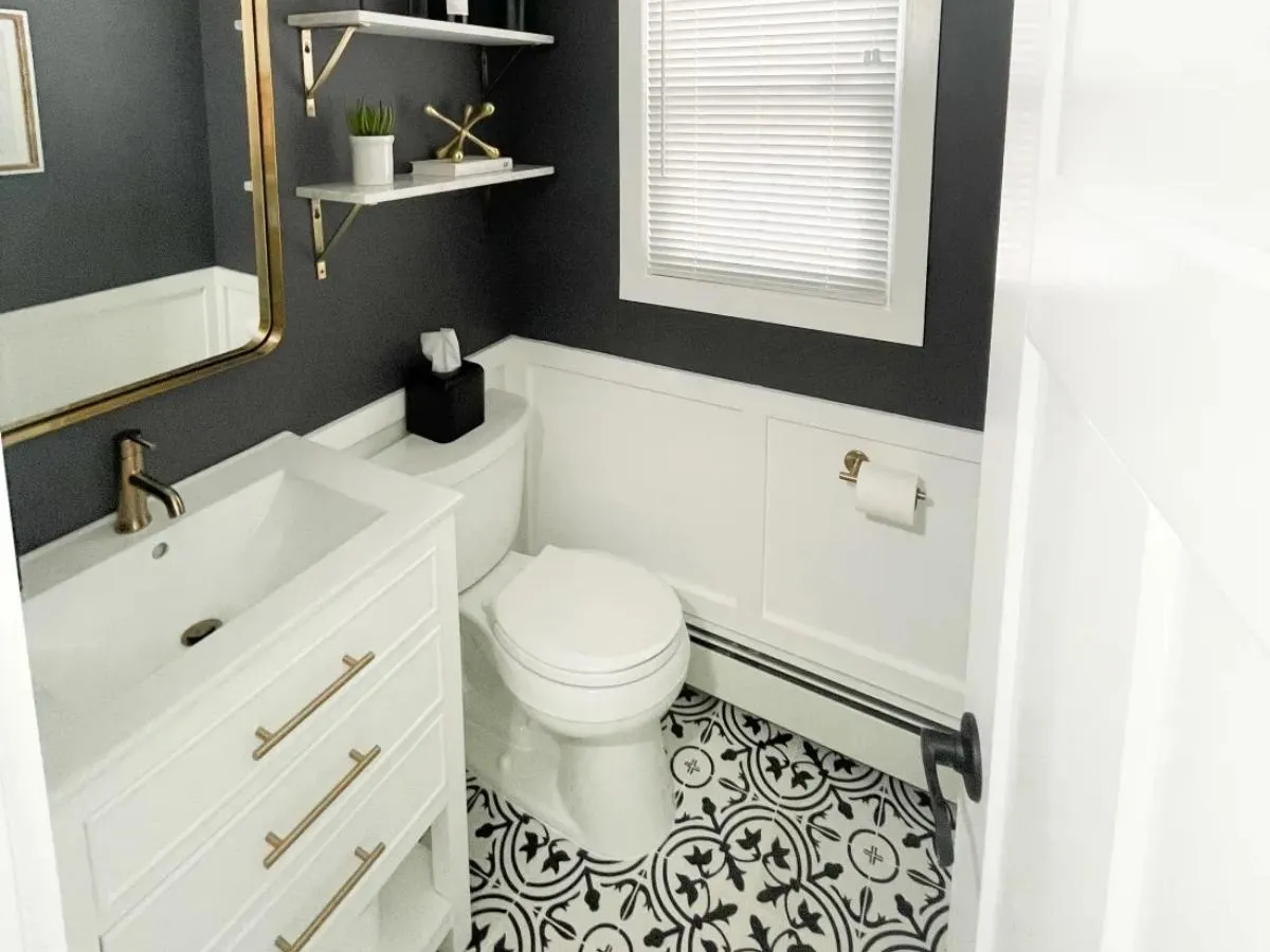 Phòng tắm với tông màu trắng đen chủ đạo