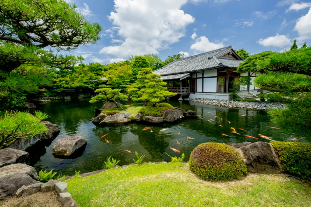 Sân vườn Kiểu Nhật với hồ nước rộng, thoáng tuyệt đẹp