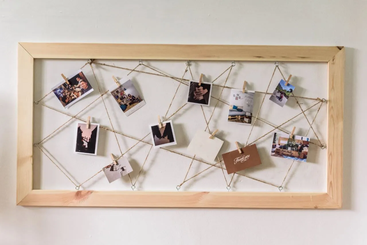 Sử dụng khung treo đơn giản để treo các bức cảnh kỷ niệm để trang trí