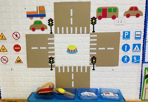 Trẻ học các kiến thức giao thông cơ bản từ góc chủ đề