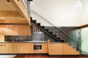 Tủ bếp tối giản bằng gỗ dưới chân cầu thang
