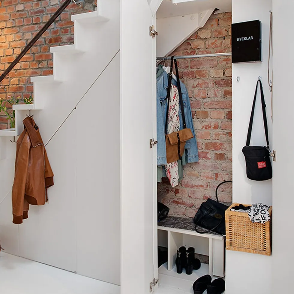 Tủ quần áo được thiết kế gắn trực tiếp vào tường và chân cầu thang