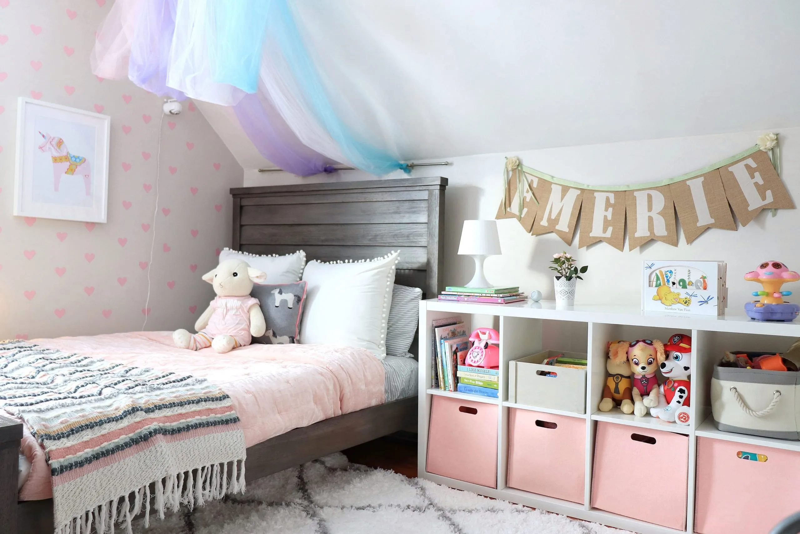 Mẫu phòng ngủ đẹp cho bé gái 15 tuổi phong cách hiện đại