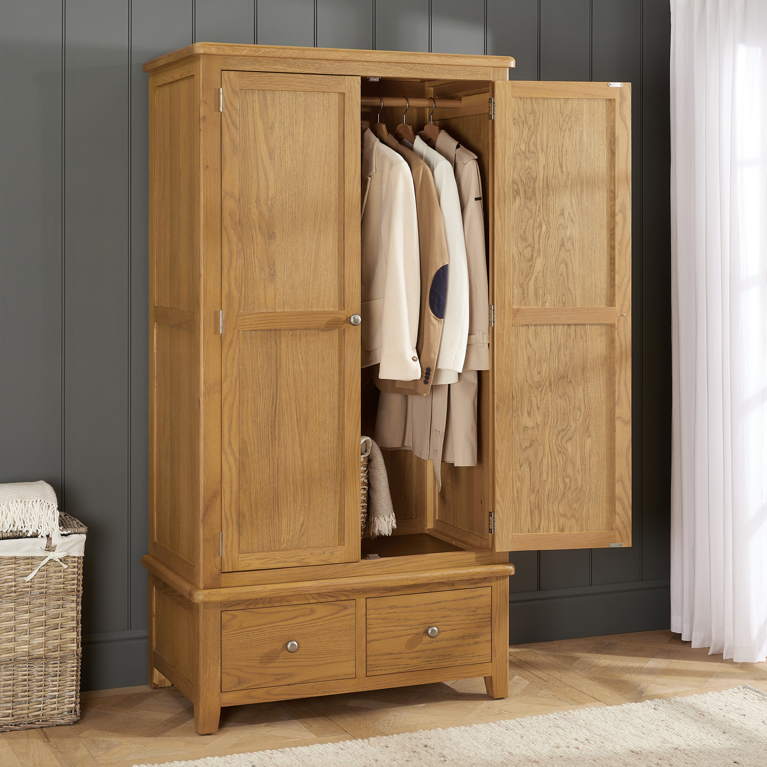 Tủ quần áo được làm từ gỗ công nghiệp MDF phủ melamine bền đẹp