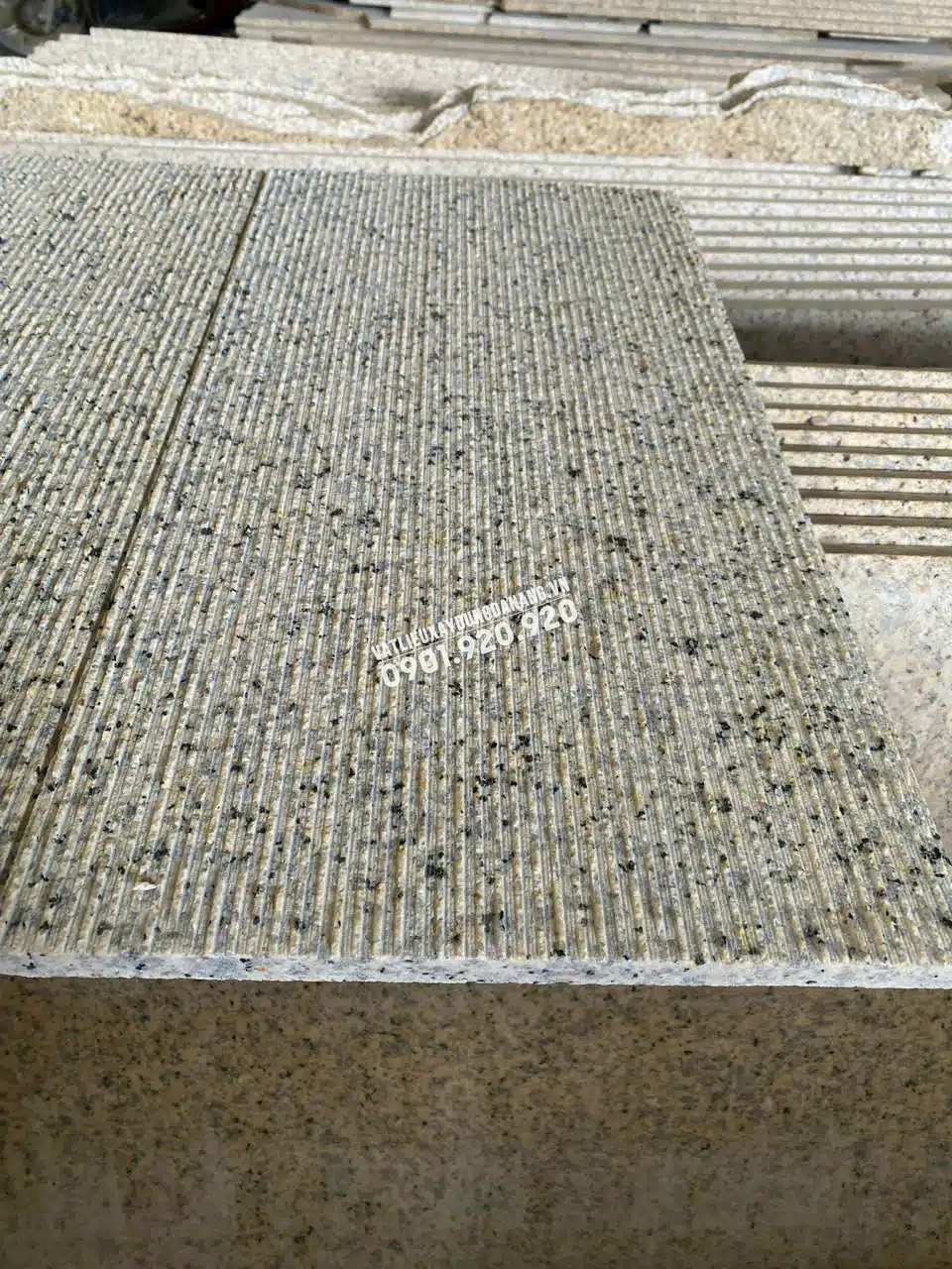 Đá Granite Chạy Rãnh Đục Khứa 40x80x3cm
