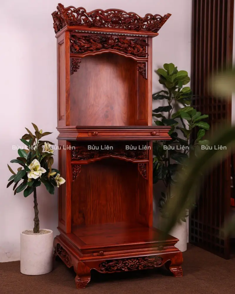 Bàn thờ dạng tủ hai tầng giúp không gian thờ tự gọn gàng, trang trọng